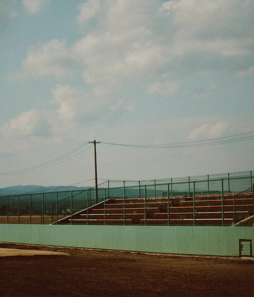 みちのく鹿島球場の茶色い観客席とグラウンド