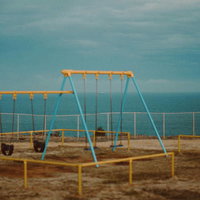 海を背景とした天神岬スポーツ公園のブランコの写真