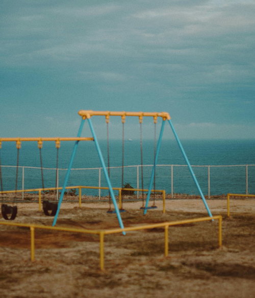 海を背景とした天神岬スポーツ公園のブランコ
