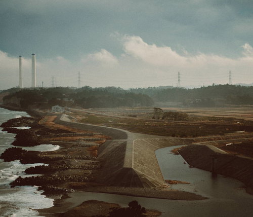 福島県楢葉町の天神岬公園展望台から眺める防波堤と海岸