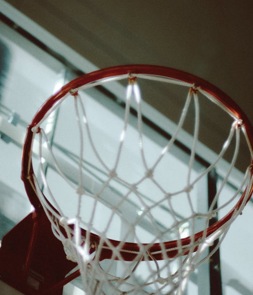 体育館のバスケットゴール下から見上げた視点