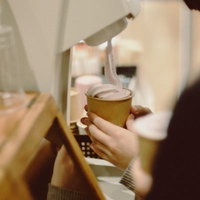 ふたば未来学園内のCafe ふぅでソフトクリームを受け取る手元の写真