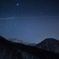 北アルプス大橋からの夜景と星空--山々のシルエットと満天の星の写真