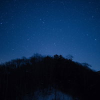 北アルプス大橋からの山のシルエットと満天の星空の写真