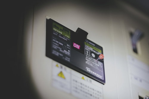 通電したままのブレーカー、停電中の配電盤