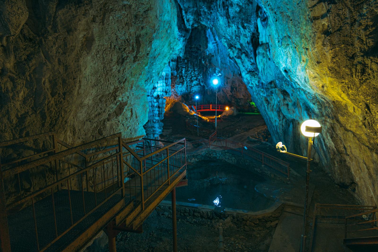 備中鐘乳穴のライトアップされた内部の様子