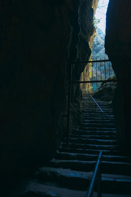 備中鐘乳穴の入り口から差し込む光と階段、洞窟内の自然光景