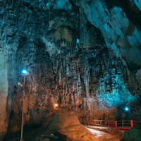直径5メートルもある鍾乳石と備中鐘乳穴の洞窟内部の写真
