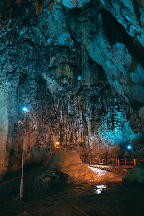 直径5メートルもある鍾乳石と備中鐘乳穴の洞窟内部