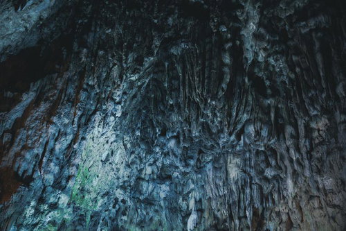 備中鐘乳穴の鍾乳洞天井に垂れ下がるつらら石