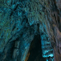 岡山の備中鐘乳穴で見られる鍾乳石の造形と洞窟内部風景の写真