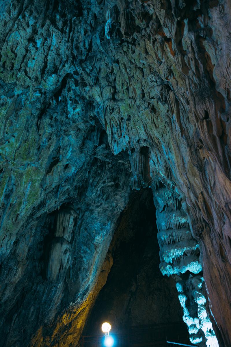 照明で照らされた岡山の備中鐘乳穴の洞窟内部と鍾乳石