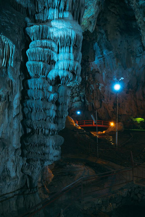 ライトアップされた備中鐘乳穴の22階層の鍾乳石