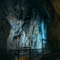 足場が組まれた備中鐘乳穴の鍾乳石と洞窟内部の写真