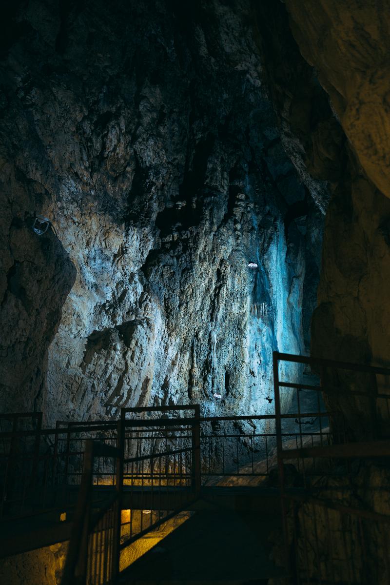 岡山県真庭市の備中鐘乳穴。足場が組まれた洞窟内の鍾乳石