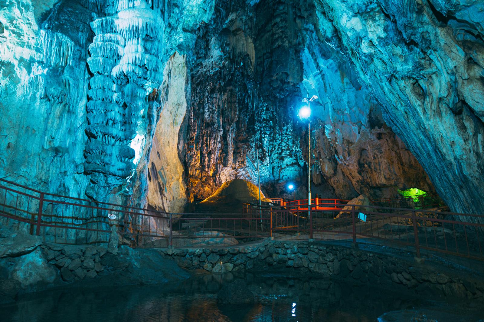 白い鍾乳石が発達した鍾乳洞の内部にLED照明が設置されている