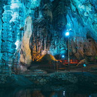 岡山県真庭市の備中鐘乳穴内部、鍾乳石と照明の写真