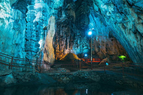 岡山県真庭市の備中鐘乳穴内部、鍾乳石と照明