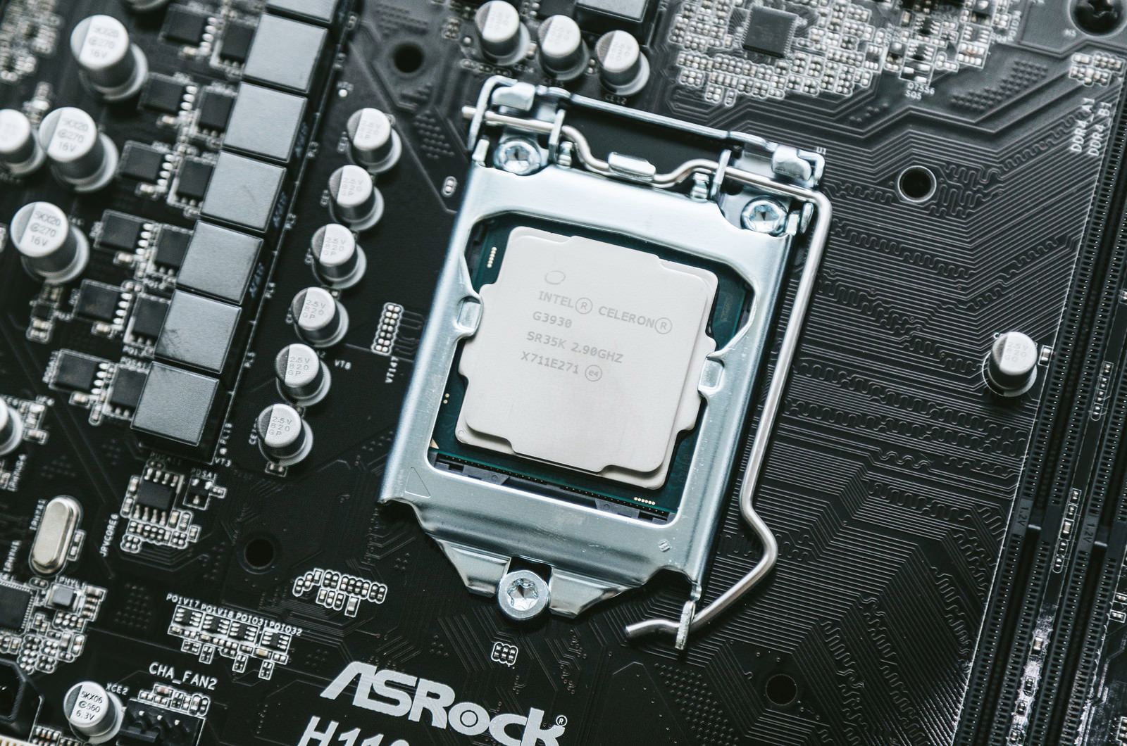 マザーボードのソケットにCPUを取り付けている状態