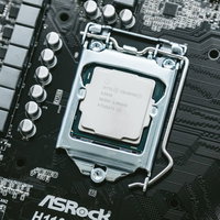マザーボードのソケットにCPUを取り付ける組み立て作業の写真