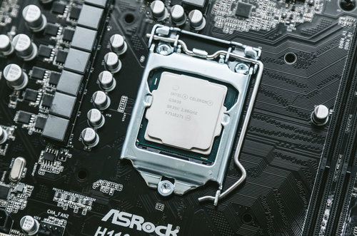 マザーボードのソケットにCPUを取り付ける組み立て作業