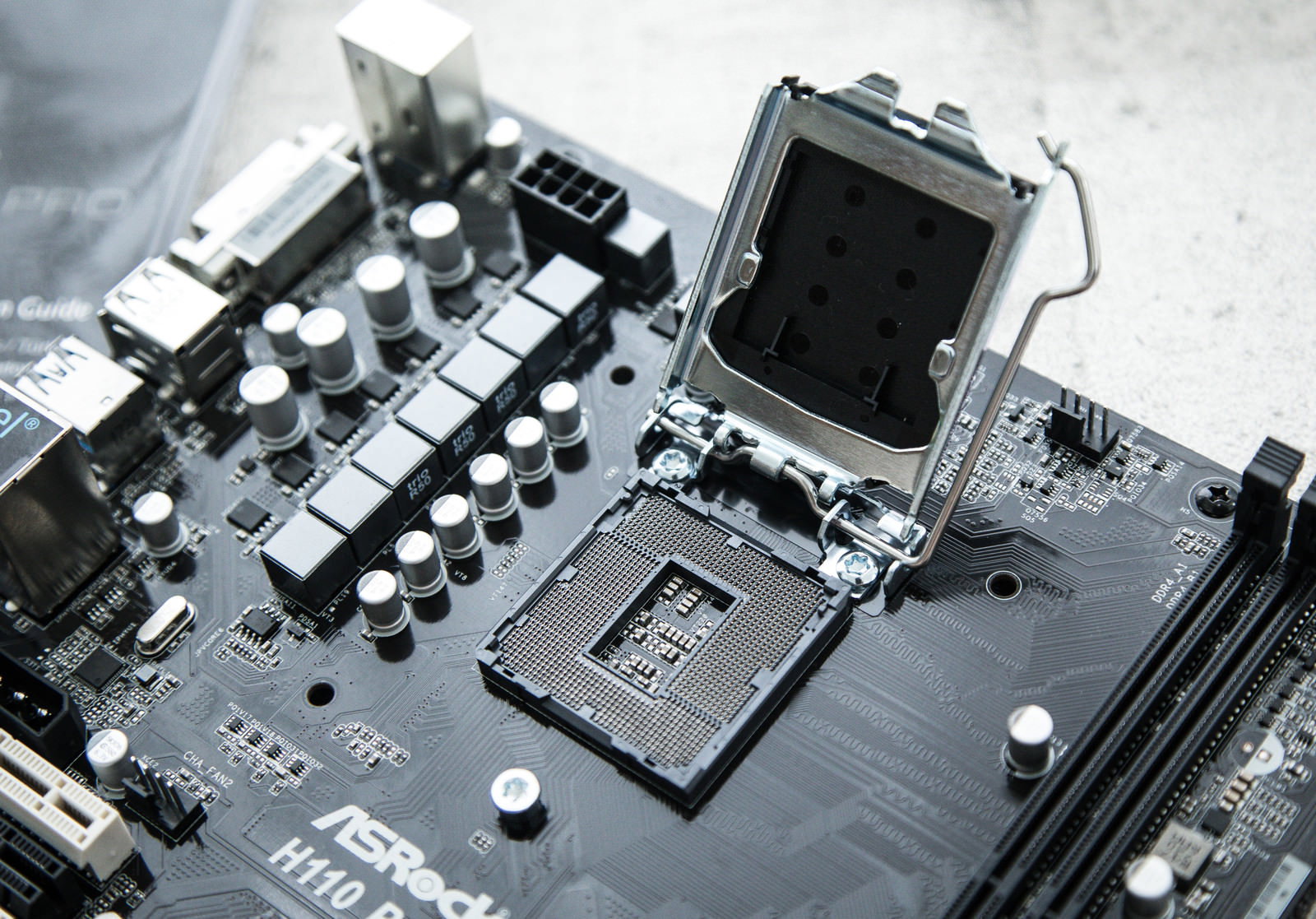 黒いマザーボード上のLGA1151 CPUソケットと回路部品