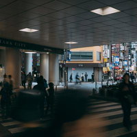 渋谷マークシティの東口・セルリアンタワー通りの夜間風景の写真