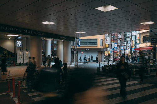 渋谷マークシティの東口・セルリアンタワー通りの夜間風景