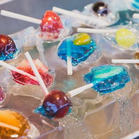 夏祭りの屋台で売られているあんず飴の串の写真