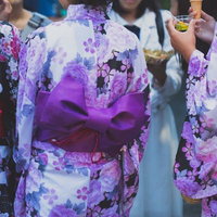 夏祭りで花柄浴衣を着た女性たちの姿の写真