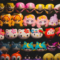 夏祭りの出店に並ぶカラフルなキャラクターのお面の写真