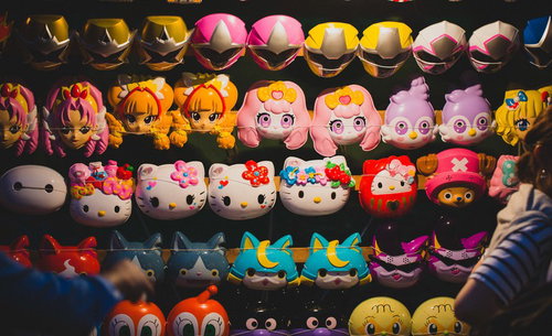 夏祭りの出店に並ぶカラフルなキャラクターのお面