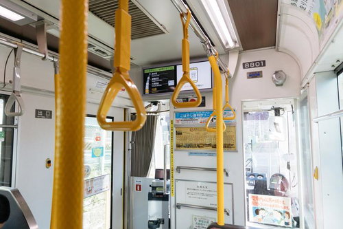東京さくらトラムの黄色いつり革