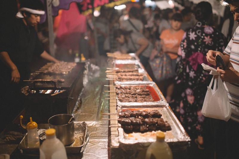 夜祭りの屋台と人出の様子