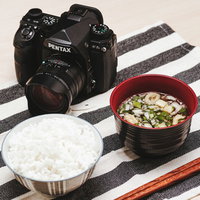 ペンタメシ：カメラと一眼レフで撮影した和食の朝食の写真