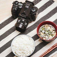 一眼レフカメラと白いお茶碗の朝食、PENTAXと味噌汁のペンタメシの写真