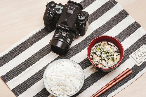 一眼レフカメラと白いお茶碗の朝食、PENTAXと味噌汁のペンタメシ