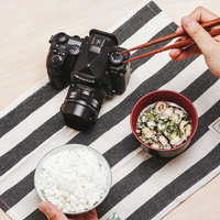 カメラをおかずにしたペンタメシの朝食、一眼レフと和食の撮影の写真