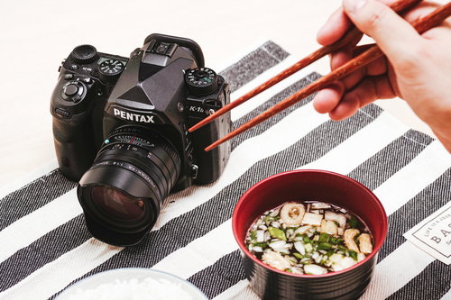 ついついデジタル一眼レフ機に手が出てしまう朝食風景