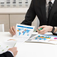 越境ECを提案するビジネスマンのプレゼンテーションの写真