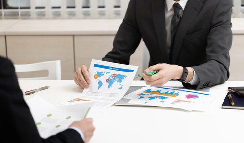 越境ECを提案するビジネスマンのプレゼンテーション