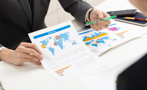 海外展開をプレゼンテーションするビジネスシーン