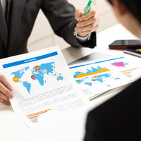 世界シェアを語るビジネスマンたちの会議室での戦略ミーティングの写真