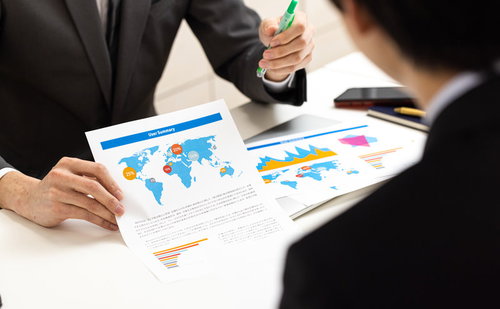 世界シェアを語るビジネスマンたちの会議室での戦略ミーティング