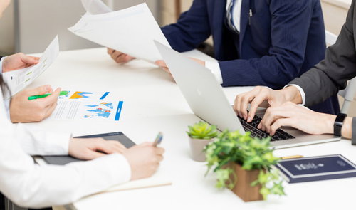 紙の資料を見る、紙にメモを取る、PCで議事録作る、会議あるある