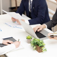 和気あいあいな営業会議（オフィス）の写真