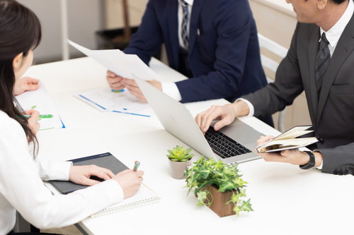 和気あいあいな営業会議（オフィス）