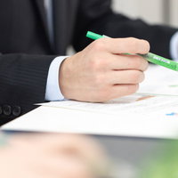 資料の誤植をチェックする担当者の確認作業の写真