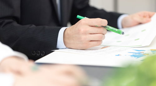 資料の誤植をチェックする担当者の確認作業