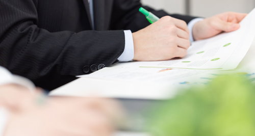 資料に訂正をいれるビジネスマンのポートレート